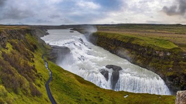 Suyla dolu bir resim Büyük şelale Gullfoss Sonbahar manzarası, İzlanda 'nın güneybatısı.