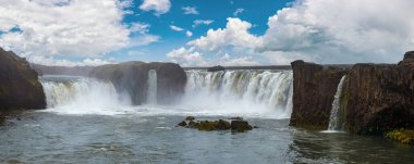 Su dolu büyük şelale Godafoss Sonbahar sıkıcı gündüz manzarası, Kuzey İzlanda.