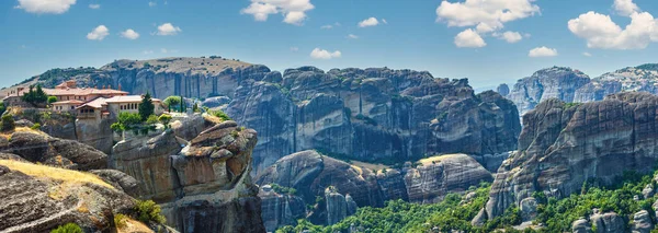 Meteora Önemli Kayalık Manastırları Yunanistan Karmaşık Yaz Panoraması — Stok fotoğraf