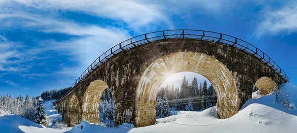 Kamienny Wiadukt Most Łukowy Kolei Przez Górski Zaśnieżony Las Jodłowy — Zdjęcie stockowe