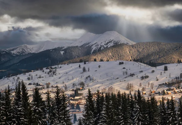 Small Alpine Village Winter Snowy Mountains Sunrise Sun Rays Clouds — Stock Photo, Image