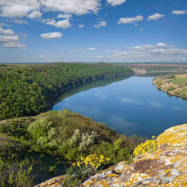 Dnister Nehri Kanyonu Nun Muhteşem Bahar Manzarası Resimli Kayalar Tarlalar — Stok fotoğraf