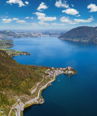 Barış dolu sonbahar Alpleri dağı Traunsee Gölü manzarası Kleiner Sonnstein kaya zirvesinden, Ebensee, Yukarı Avusturya.