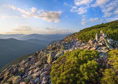 Yaz Karpat Dağları akşam manzarası. Stony Gorgany Massif, Ukrayna.