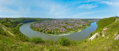 Dnister Nehri Kanyonu 'nun muhteşem bahar manzarası. Zalishchyky kasabası, Ternopil bölgesi, Ukrayna.