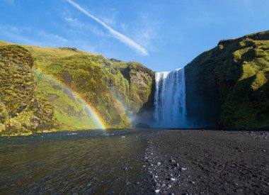 Suyla dolu büyük şelale Skogafoss sonbahar manzaralı, güneybatı İzlanda.