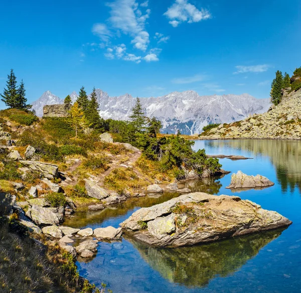 Soleada Vista Alpina Otoño Lago Sereno Bosque Montañoso Con Aguas —  Fotos de Stock