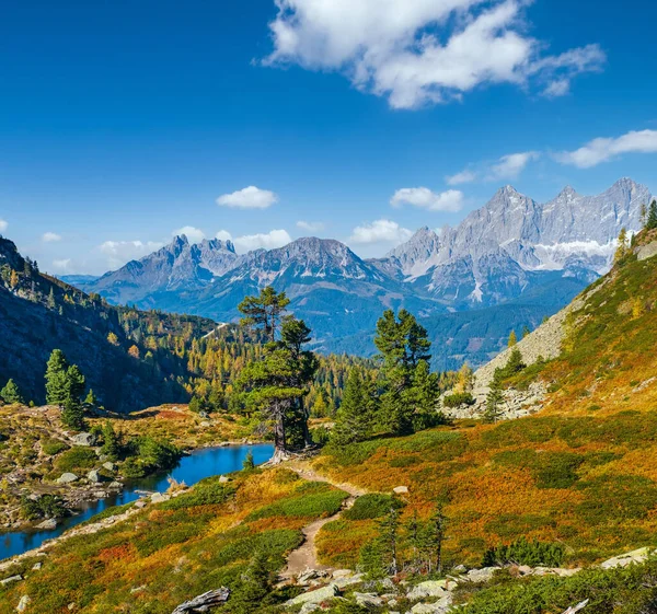 Słoneczny Jesienny Widok Alpejski Spokojne Górskie Jezioro Przezroczystą Wodą Odbiciami — Zdjęcie stockowe