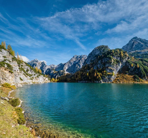 阳光明媚的秋天高山 Tappenkarsee湖和上面的岩石山 Kleinarl 土地萨尔茨堡 奥地利 风景如画的远足 季节性的 自然美景的概念风景 — 图库照片