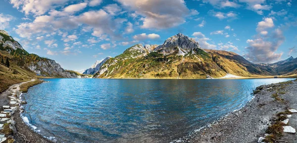 Sunny Autumn Alpine Tappenkarsee Gölü ve yukarıdaki kayalık dağlar, Kleinarl, Land Salzburg, Avusturya. Resimli yürüyüş, mevsimlik ve doğa güzelliği konsepti..