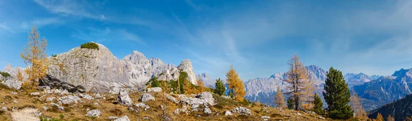 Słoneczny Malowniczy Jesienny Alpejski Dolomity Skalisty Widok Góry Ścieżki Turystycznej — Zdjęcie stockowe