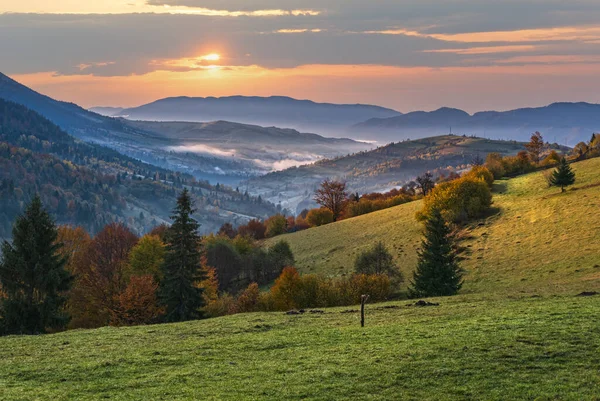 Sisli Sabahın Erken Saatleri Sonbahar Dağları Sahnesi Huzurlu Bir Seyahat — Stok fotoğraf