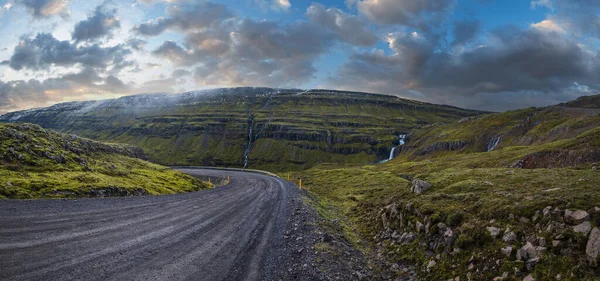 Strada Sterrata Vista Sulle Montagne Durante Viaggio Automatico Islanda Spettacolare — Foto Stock