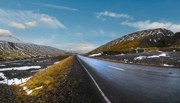 Strada Statale Vista Sulle Montagne Durante Viaggio Automatico Islanda Spettacolare — Foto Stock