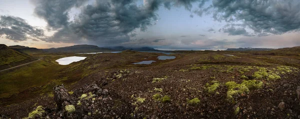 在冰岛西部高地 斯奈弗勒斯半岛 斯奈弗勒斯乔克尔国家公园的汽车旅行中的黄昏景色 具有山脉 火山口 砾石路的壮观的火山冻土带景观 — 图库照片