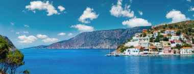 assos Köyü (Yunanistan, kefalonia, Ionian sea) yaz deniz manzarası. Panorama.