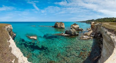 Beyaz kayalık uçurum, deniz defne, adacıkları ve faraglioni Spiaggia della Punticeddha plajda,: Salento Adriyatik Denizi kıyısında, Puglia, İtalya ile deniz manzarası. Dört el dikiş yüksek çözünürlüklü panorama.