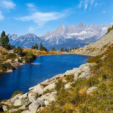 Güneşli sonbahar dağ manzarası. Şeffaf su ve yansımalarıyla huzurlu dağ ormanı gölü. Spiegelsee veya Mirror Lake, Reiteralm, Steiermark, Avusturya.