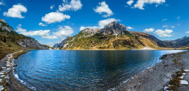 Sunny Autumn Alpine Tappenkarsee Gölü ve yukarıdaki kayalık dağlar, Kleinarl, Land Salzburg, Avusturya. Resimli yürüyüş, mevsimlik ve doğa güzelliği konsepti..