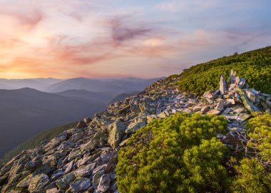 Yaz Karpat Dağları akşam manzarası. Stony Gorgany Massif, Ukrayna.
