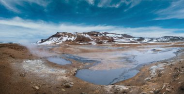 Namafjall Jeotermal Bölgesi, İzlanda, Myvatn Gölü 'nün doğu yakasında. Hver olarak da bilinen bu bölgede birçok tüten fümerol, kaynamış çamur kapları ve sülfür kristalleri bulunur..