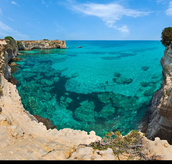 如诗如画的海景悬崖和岩石拱 在托瑞圣安德烈 Salento 海海岸 普利亚 意大利 — 图库照片