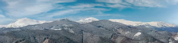 从乌克兰斯库波娃山坡欣赏风景如画的冬季山脉全景 可欣赏到 Chornohora 山脊和 Pip Ivan 并设有观景台大楼 喀尔巴泰 — 图库照片