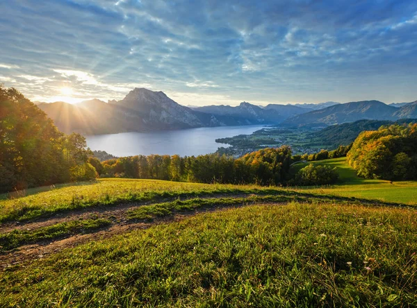 Миролюбивое Осеннее Альпийское Горное Озеро Прозрачной Чистой Водой Вид Восхода — стоковое фото