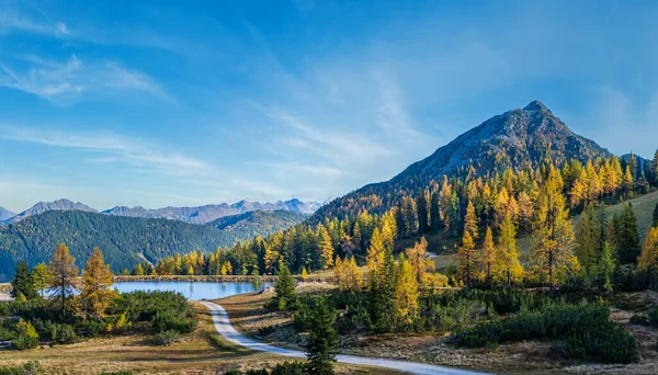 阳光明媚的秋高气爽的高山景色 Realm Steiermark 奥地利 — 图库照片