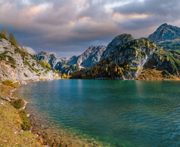 晴れた秋の高山Tappkarsee湖と上記の岩の山 Kleinarl 土地ザルツブルク オーストリア 絵のように美しいハイキング 自然の美しさのコンセプトシーン — ストック写真