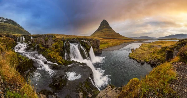 Famous Picturesque Kirkjufell Mountain Kirkjufellsfoss Waterfall Next Grundarfjordur West Iceland — Stock Fotó