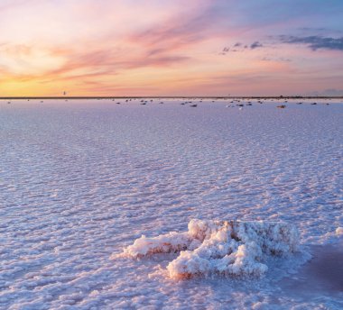 Genichesk Pembesi üzerinde gün batımı son derece tuzlu göl (kristal tuz kalıntılarıyla mikro algler tarafından renklendirilmiş), Ukrayna.