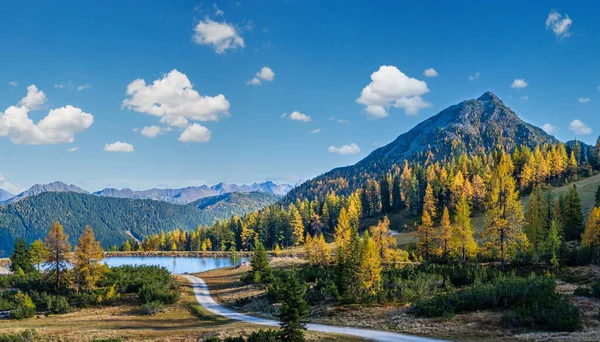 穏やかな晴れた日の秋のアルプスの山の景色 Reiteralm Steermark オーストリア — ストック写真