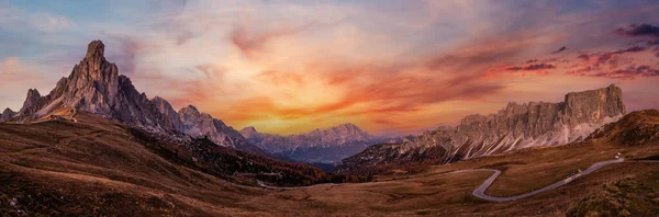 Montanha Das Dolomitas Italianas Rocha Gusela Frente Pacífica Noite Crepúsculo — Fotografia de Stock