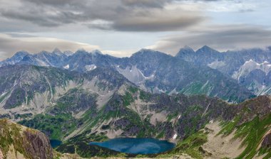 Buzul gölleri grubuna Tatra Mountain view yoldan Kasprowy Wierch Swinica Mount, Polonya.