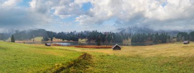 Alp Gölü Geroldee veya Wagenbruchsee, Bavyera, Almanya. Sonbahar bulutlu, sisli ve çiselemeli bir gün. Resimli seyahat, mevsimsel, hava ve kırsal doğa güzellik konsepti.