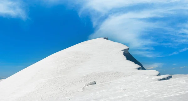 Vinter Bergen Åsen Med Överhäng Snow Caps Och Snowboard Spår — Stockfoto