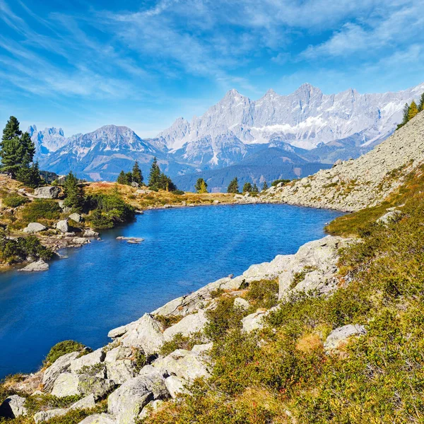 Soleada Vista Alpina Otoño Lago Sereno Bosque Montañoso Con Aguas — Foto de Stock