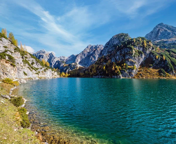 阳光明媚的秋天高山 Tappenkarsee湖和上面的岩石山 Kleinarl 土地萨尔茨堡 奥地利 风景如画的远足 季节性的 自然美景的概念风景 — 图库照片
