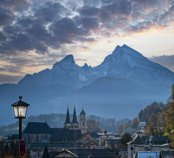 Herfst Wazige Dag Beroemde Beierse Prealpen Berchtesgaden Stad Berg Watzmann — Stockfoto