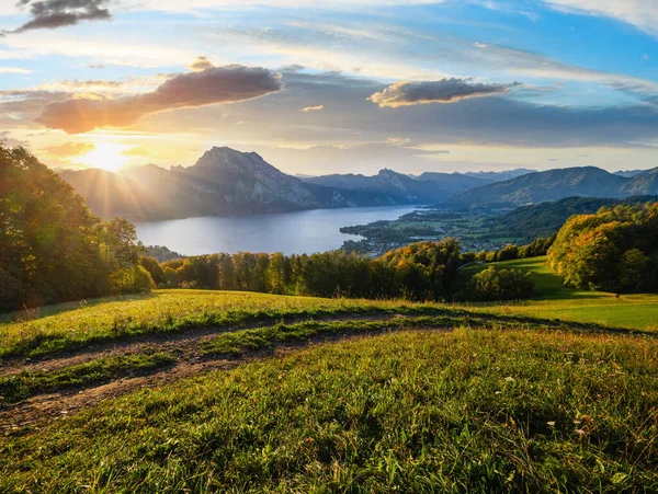 透明な水と反射で穏やかな秋のアルプスの山の湖 日の出ビューにTraunsee Lake Gmundnerberg Altmunster Traunsee Upper Austria — ストック写真