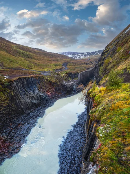 秋の絵のように美しいStudlagil渓谷は ジョクダルル 東アイスランドの渓谷です 有名な柱状節理の玄武岩の岩やジョクラ川が流れています — ストック写真