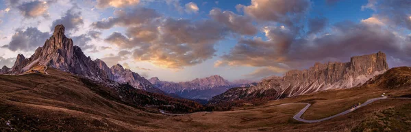 Montanha Das Dolomitas Italianas Rocha Gusela Frente Pacífica Noite Crepúsculo — Fotografia de Stock