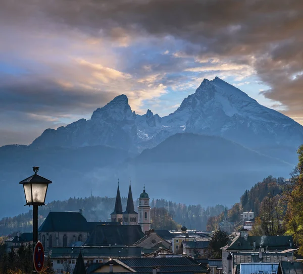 Jesienny Mglisty Dzień Słynne Bawarskie Prealpy Miasto Berchtesgaden Zamontować Sylwetkę — Zdjęcie stockowe