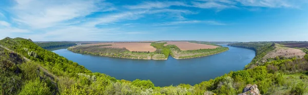 Fantastisk Vårutsikt Dnister River Canyon Med Pittoreska Stenar Fält Blommor — Stockfoto