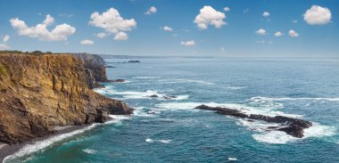 Atlantik Okyanusu kıyısında peyzaj (yakın Monte Clerigo beach, Aljezur, Algarve, Portekiz) yaz. Panorama.