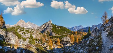 Güneşli resimli sonbahar dağları Dolomitler, Giau Geçidi 'nden Cinque Torri' ye (Beş Sütun veya Kule) kaya ünlü oluşumu, Sudtirol, İtalya.