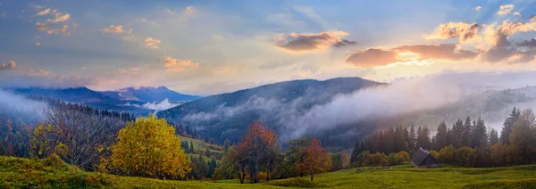 Misty Amanhecer Cedo Outono Montanha Dos Cárpatos Ucrânia — Fotografia de Stock