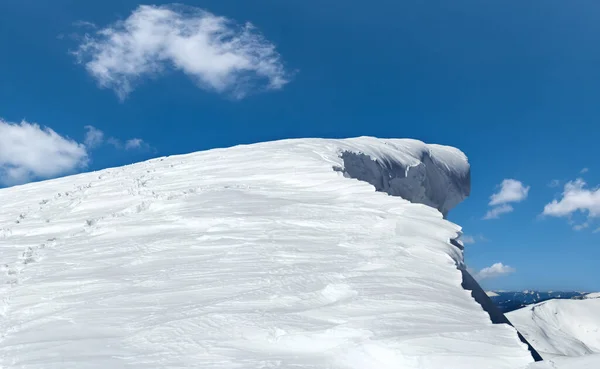 Зимняя Горная Вершина Нависающей Снежной Шапкой Человеческим Следом Снежном Склоне — стоковое фото