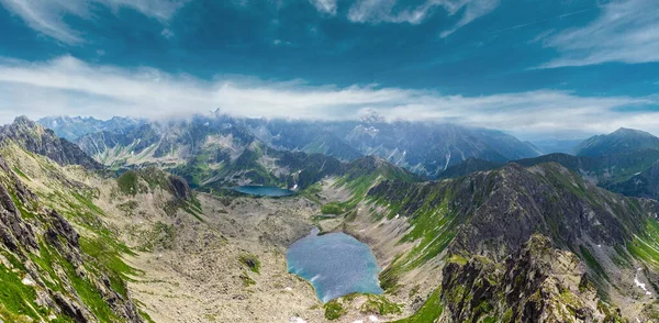 Swinica マウント ポーランドへのパス カスプロヴィ ヴィェルフ山から氷河湖のグループにタトラ山ビュー — ストック写真